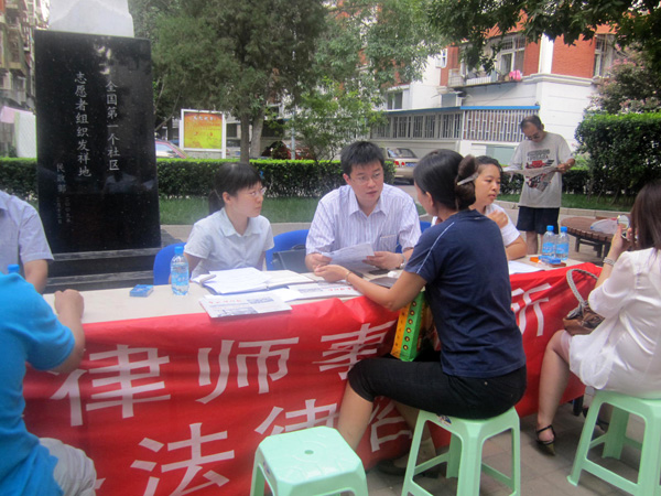 朝阳里社区举办义务法律咨询活动 法律服务暖民心